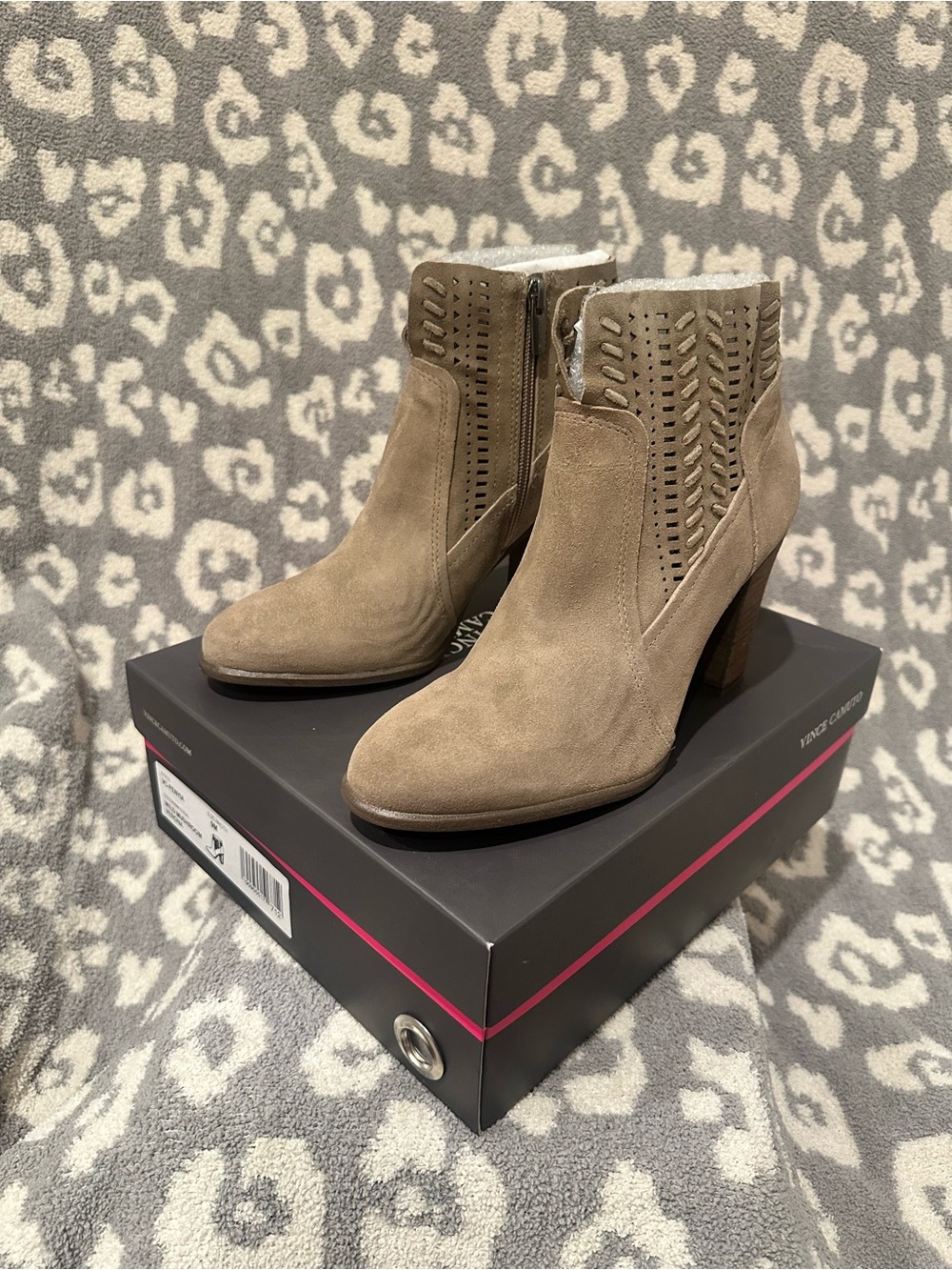 Vince Camuto Fenyia Ankle Booties in Wild Mushroom (Taupe) New & Never Worn 🥰🥰